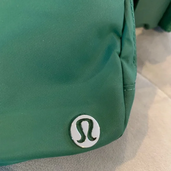 Lululemon Everywhere Belt Bag Everglade Green OG Original - Picture 4 of 11